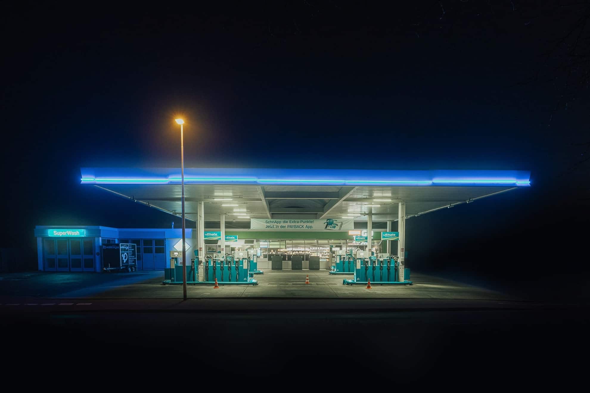 Beleuchtete Tankstelle bei Nacht