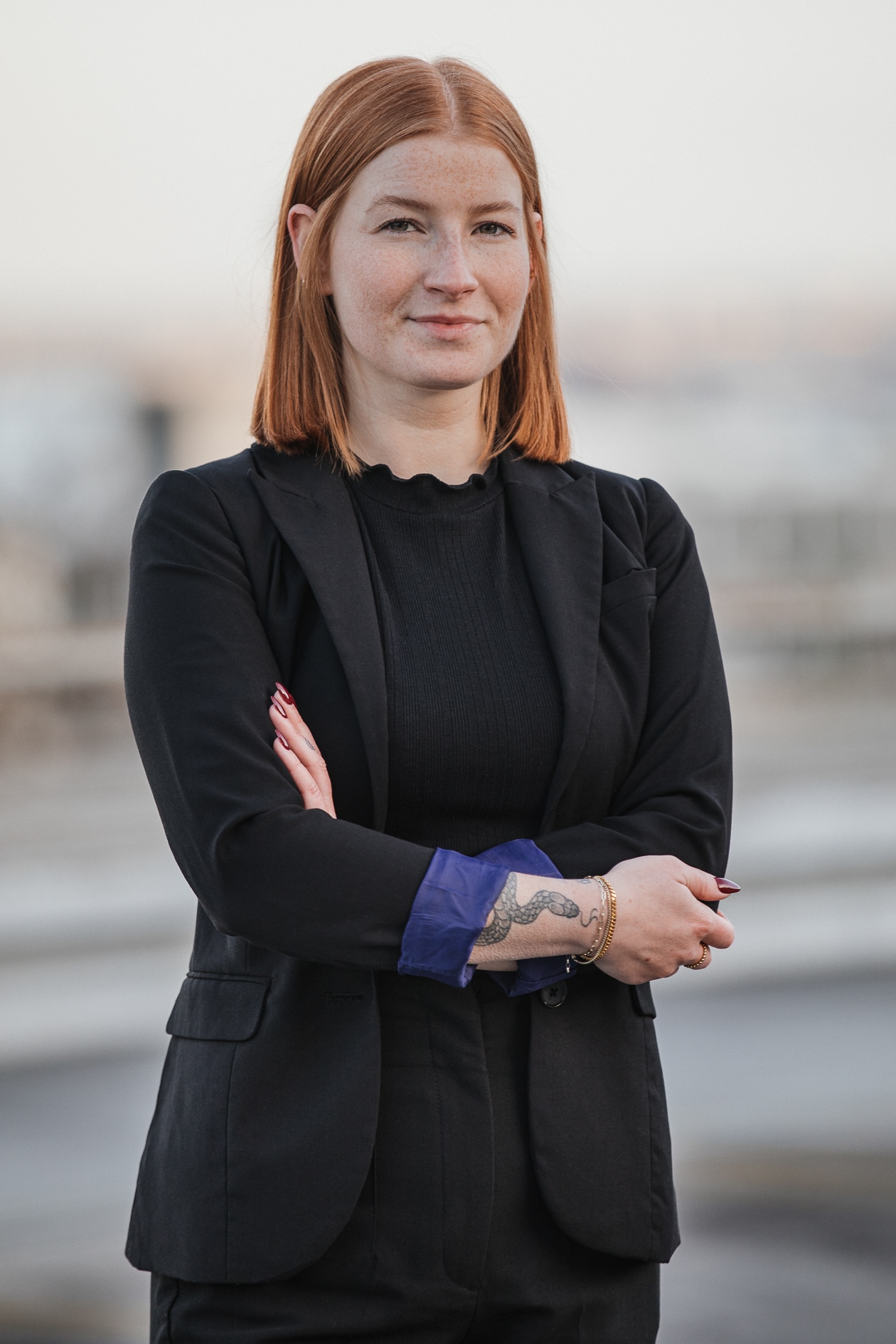 Moderne junge Business Frau mit roten Haaren und verschwommenen Aachener Hintergrund